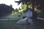 Tent op grasveldje bij kapelletje - 2006